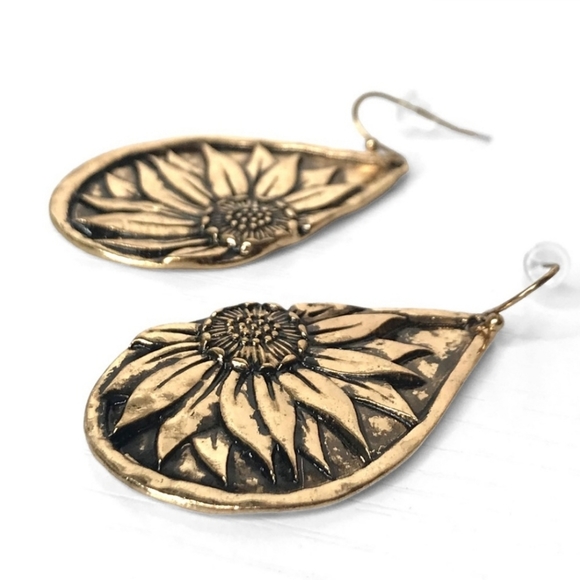 Gold tone hammered metal dangle sunflower earrings - Picture 2 of 3